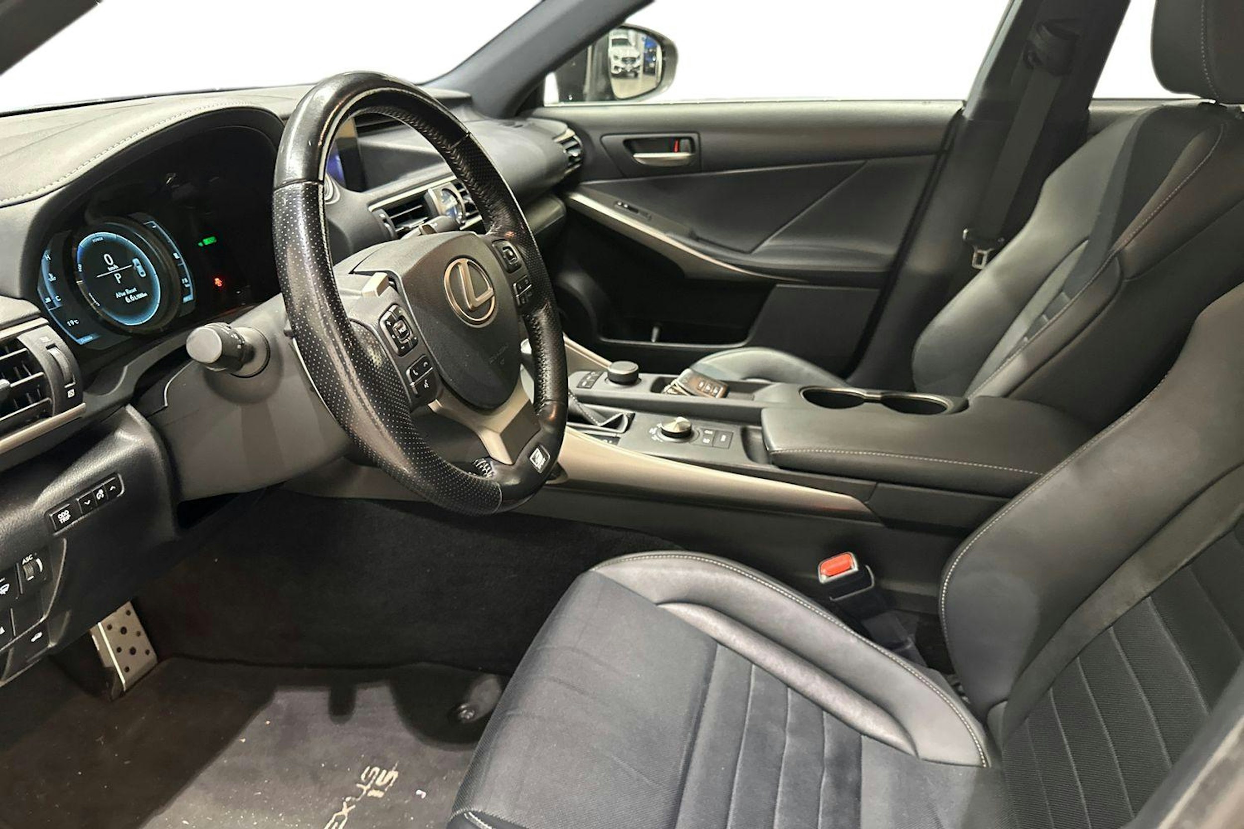 Musta Lexus IS 2017 kuva 3.