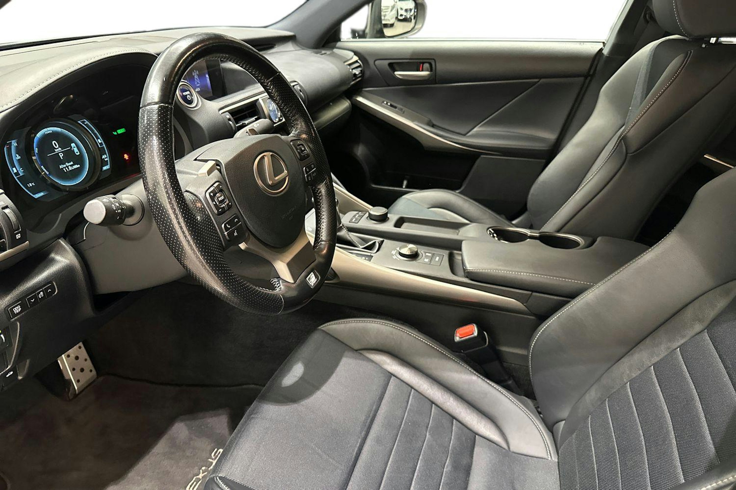 Musta Lexus IS 2017 kuva 6.