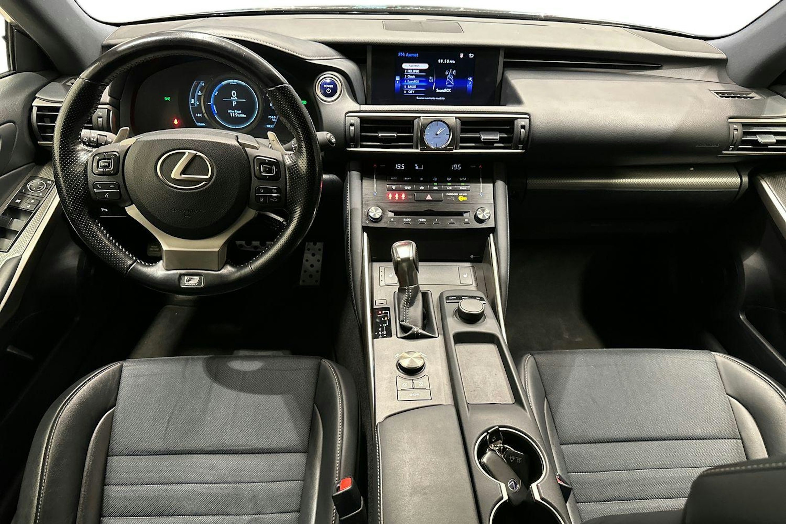 Musta Lexus IS 2017 kuva 7.