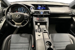 Musta Lexus IS 2017 kuva 7.