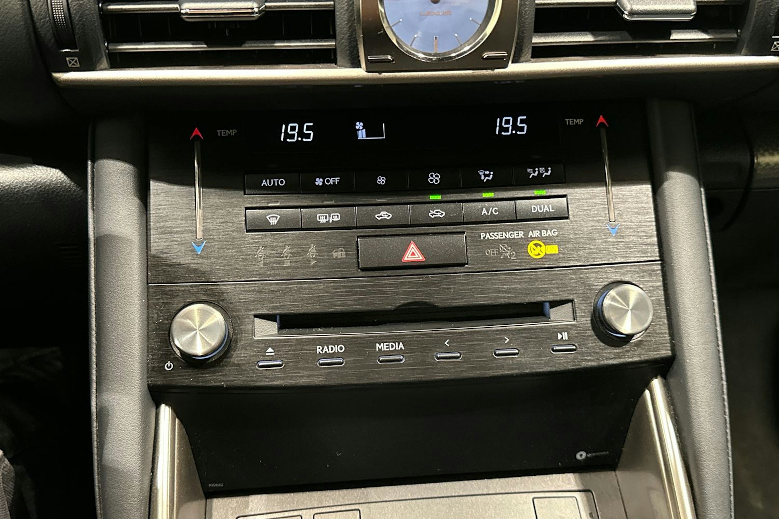 Musta Lexus IS 2017 kuva 18.