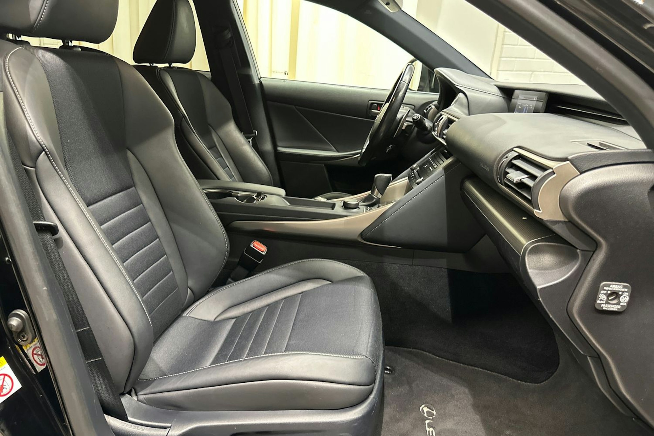 Musta Lexus IS 2017 kuva 22.