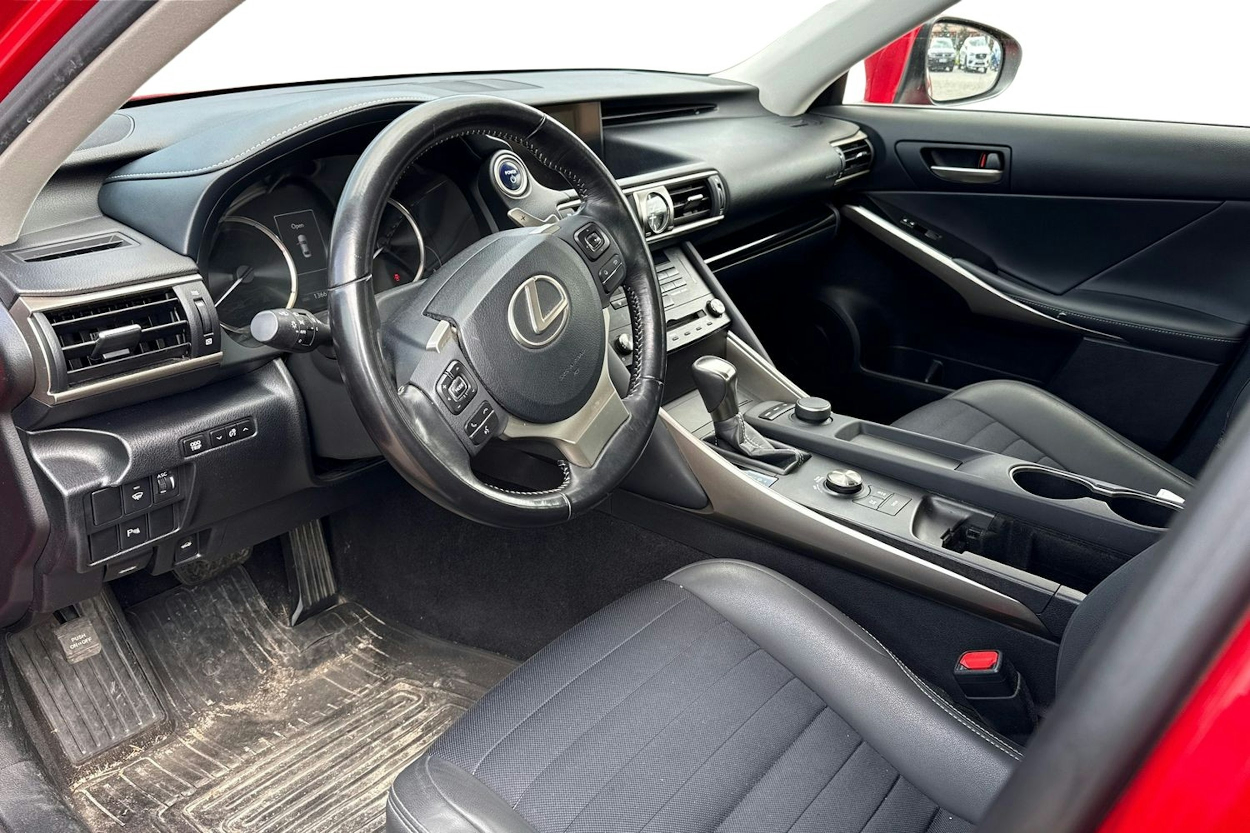 punainen Lexus IS 2018 kuva 3.