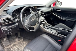 punainen Lexus IS 2018 kuva 3.