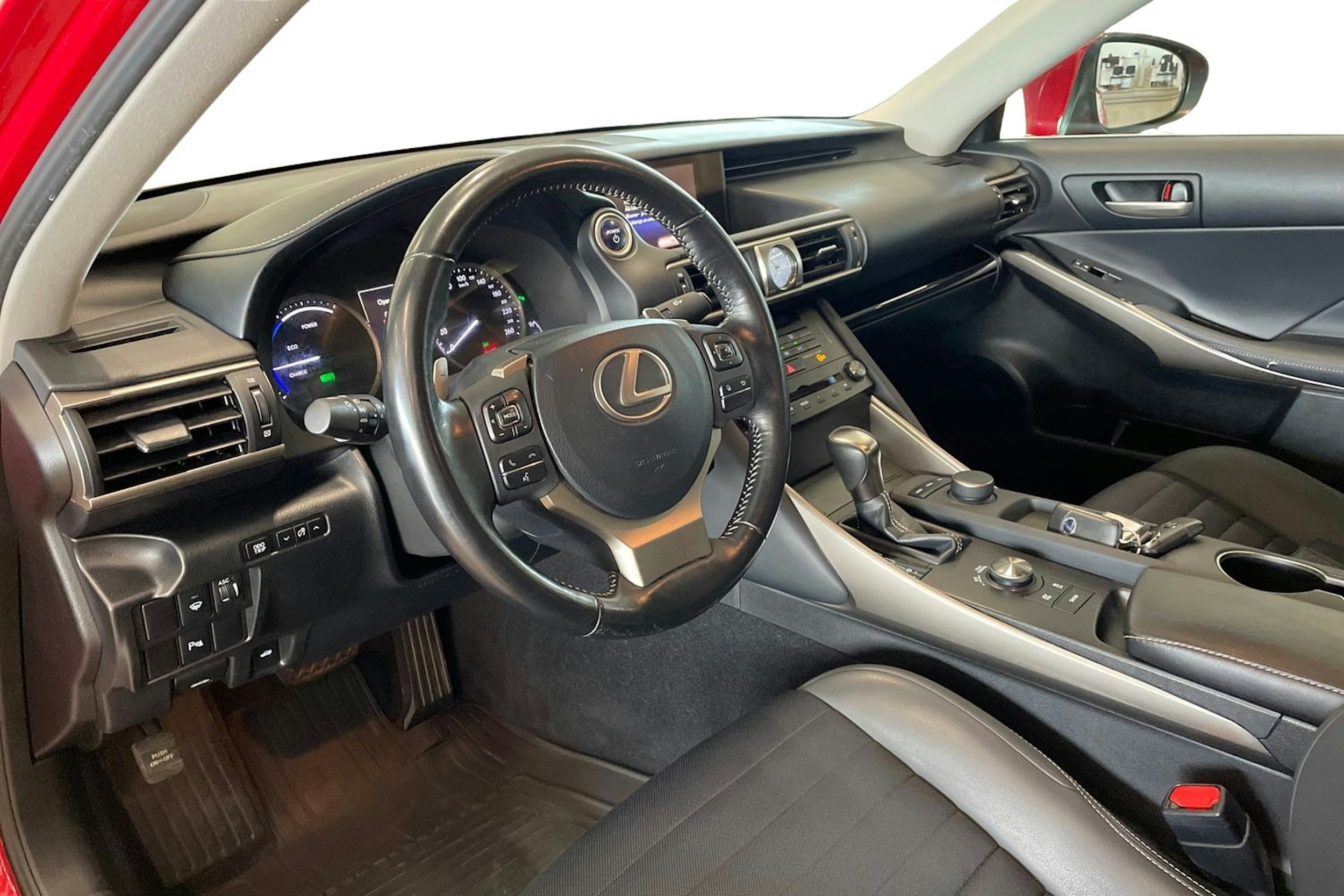 punainen Lexus IS 2018 kuva 7.
