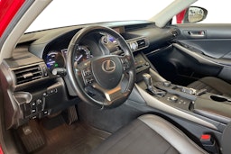 punainen Lexus IS 2018 kuva 7.