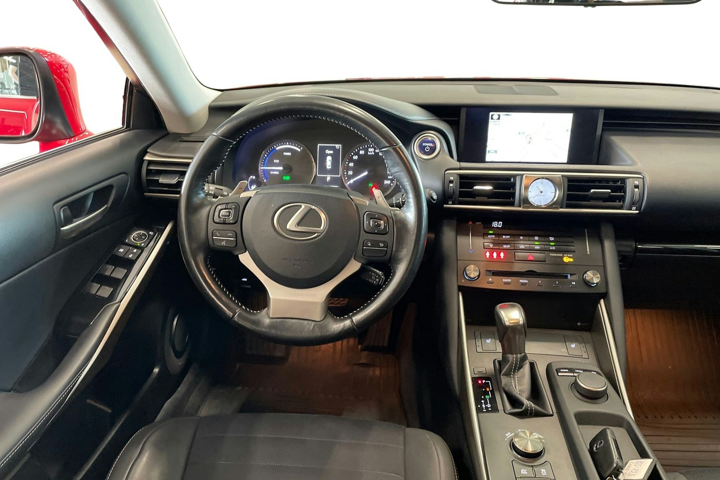 punainen Lexus IS 2018 kuva 9.