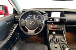 punainen Lexus IS 2018 kuva 9.