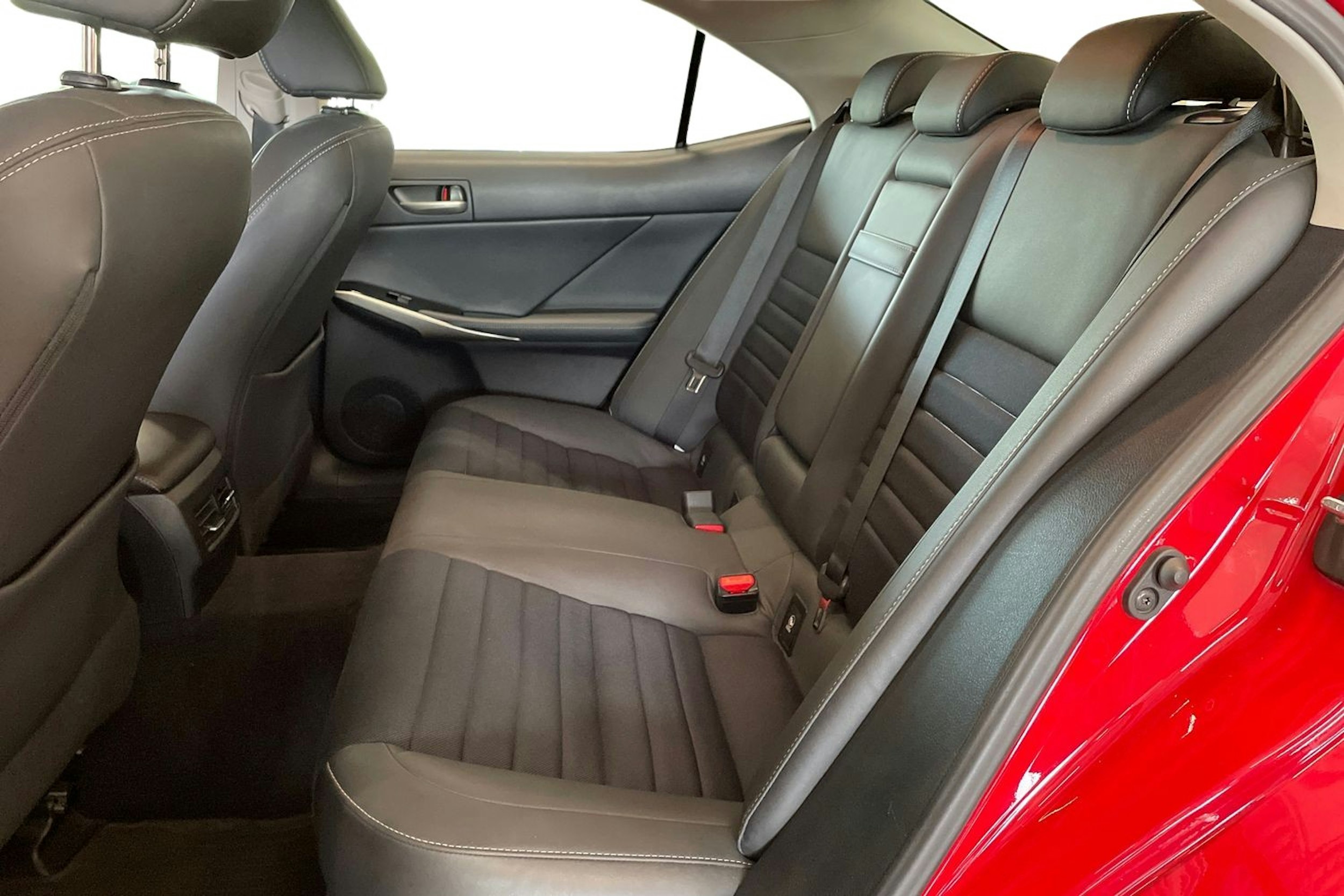punainen Lexus IS 2018 kuva 10.