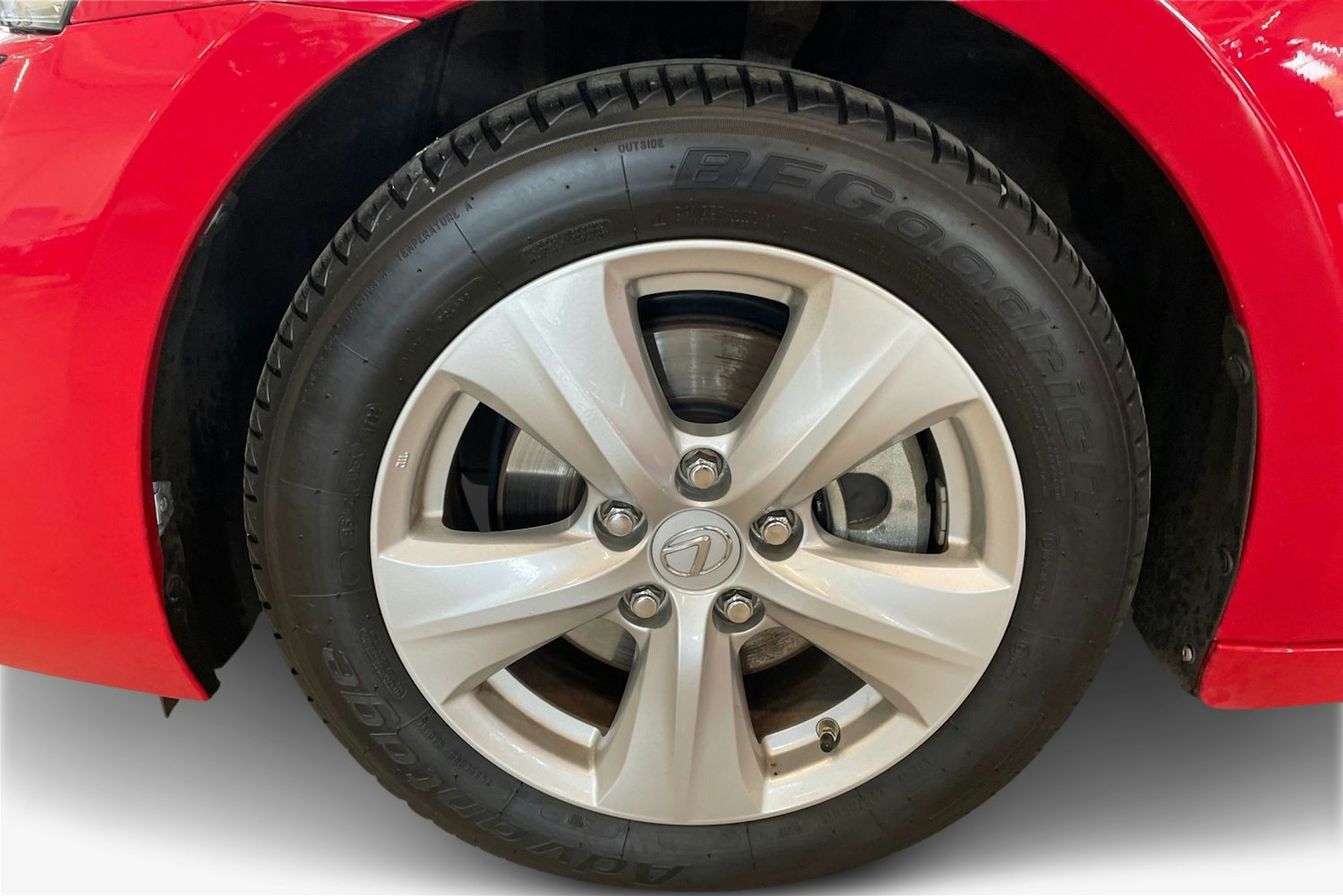 punainen Lexus IS 2018 kuva 11.