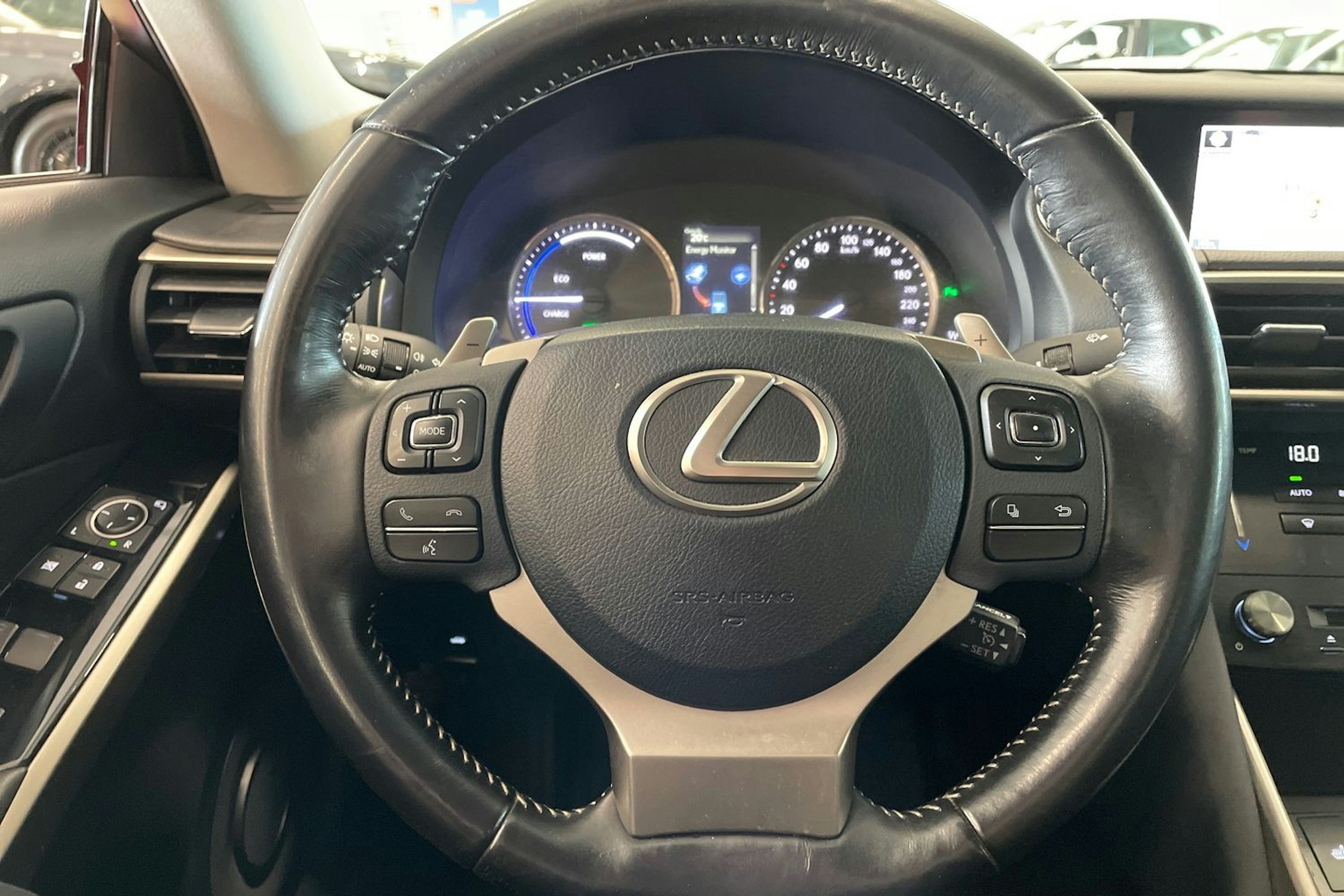 punainen Lexus IS 2018 kuva 15.