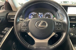 punainen Lexus IS 2018 kuva 15.