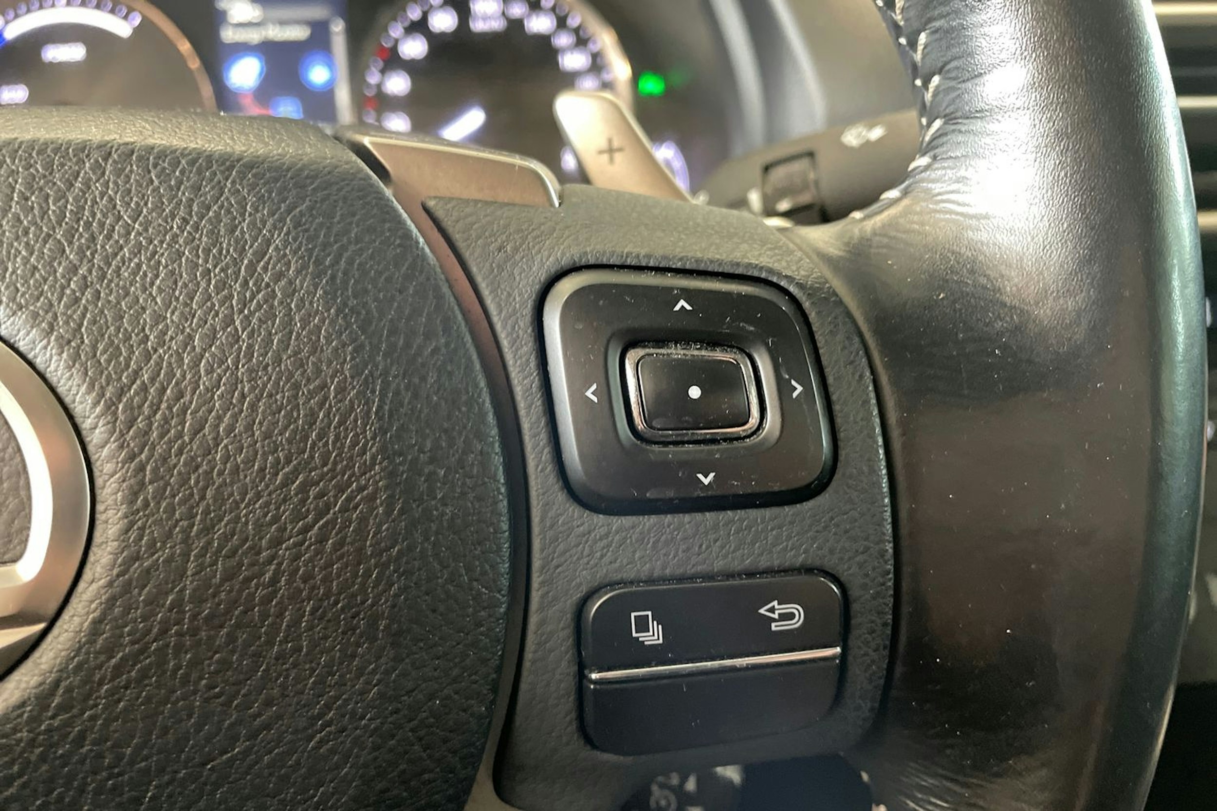 punainen Lexus IS 2018 kuva 16.