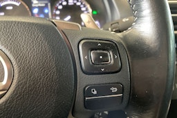 punainen Lexus IS 2018 kuva 16.