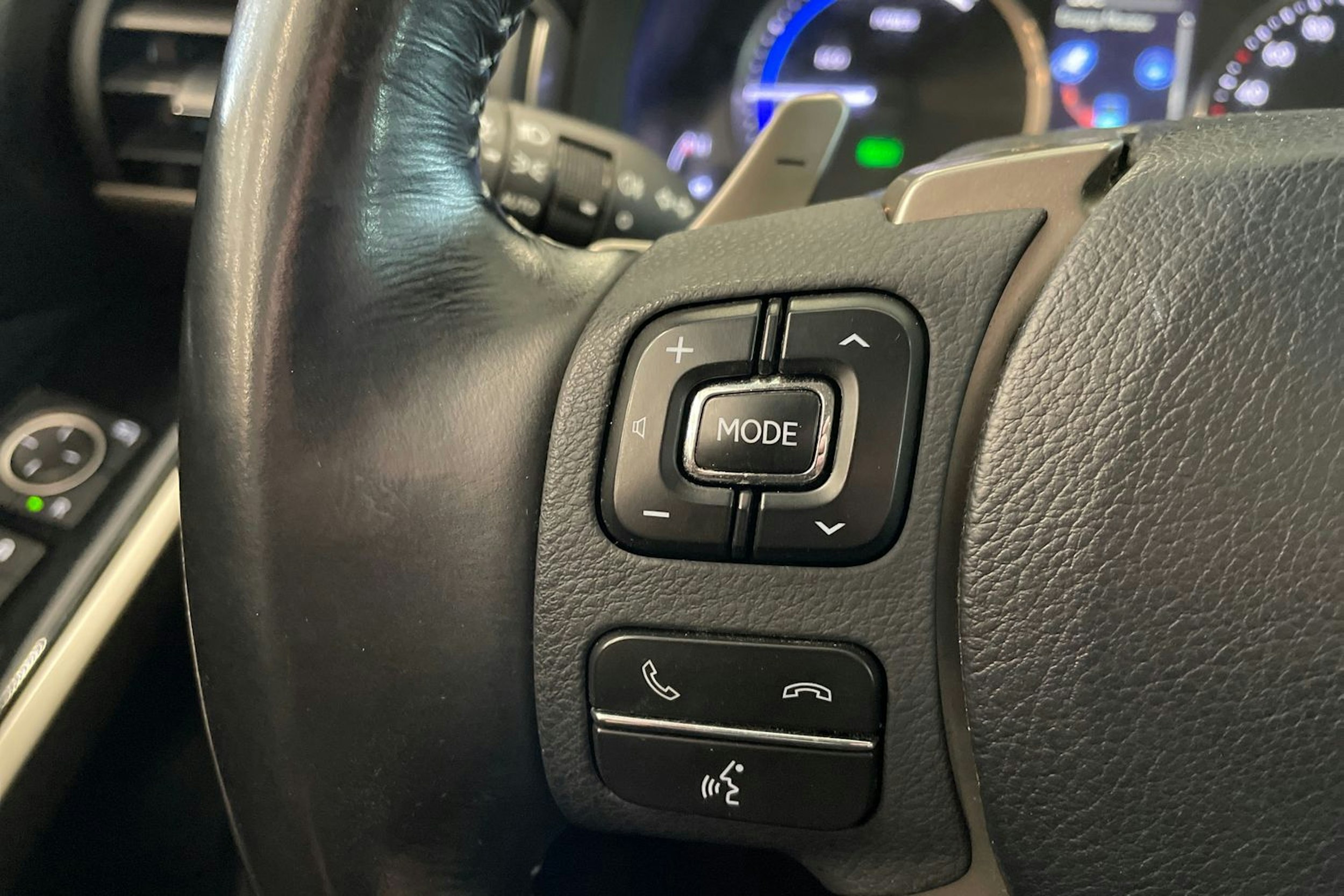 punainen Lexus IS 2018 kuva 17.