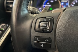 punainen Lexus IS 2018 kuva 17.