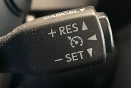 punainen Lexus IS 2018 kuva 18.