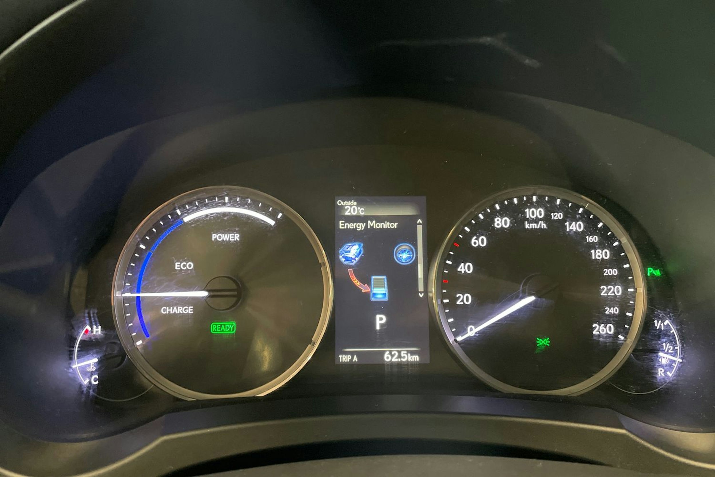 punainen Lexus IS 2018 kuva 19.