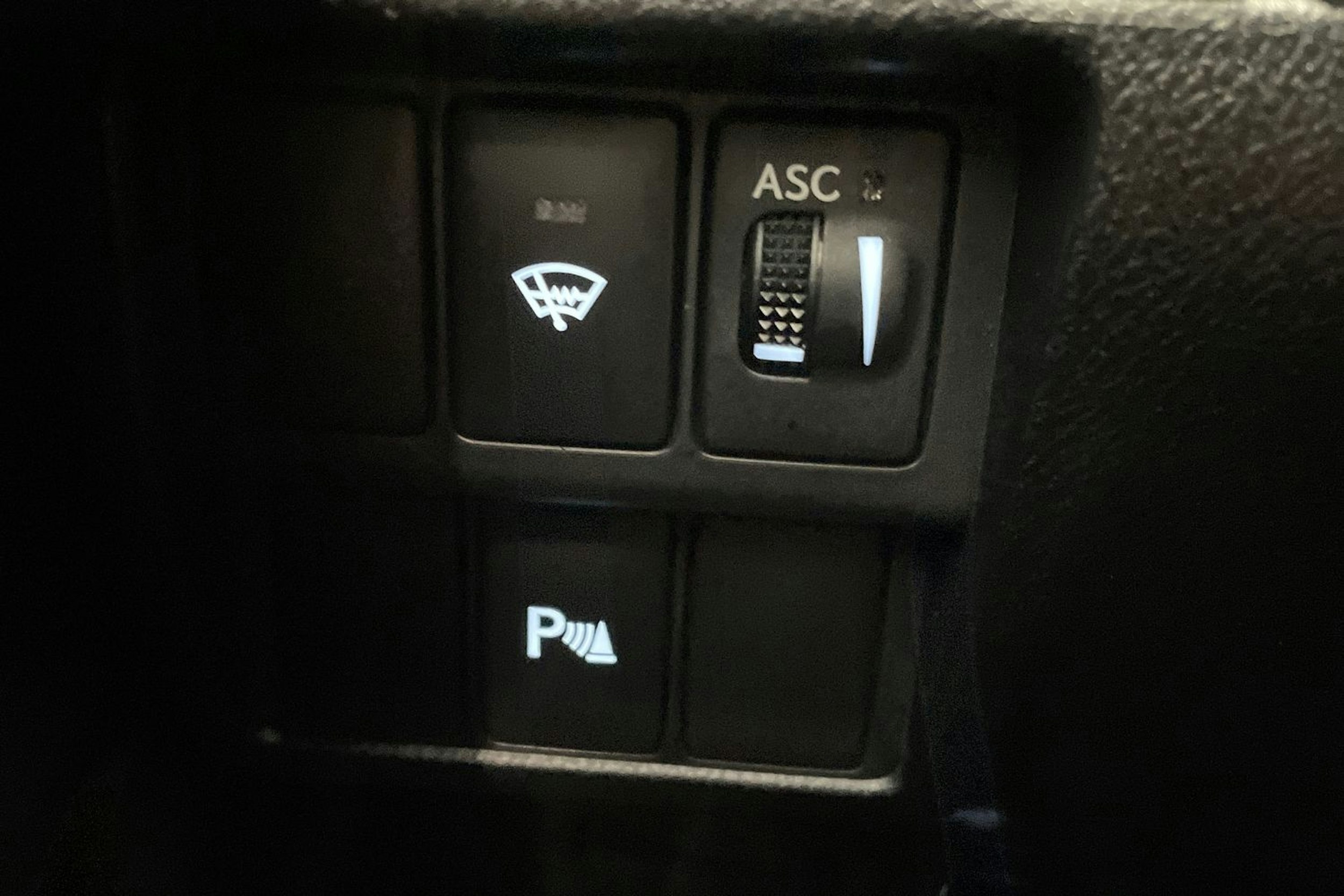 punainen Lexus IS 2018 kuva 21.