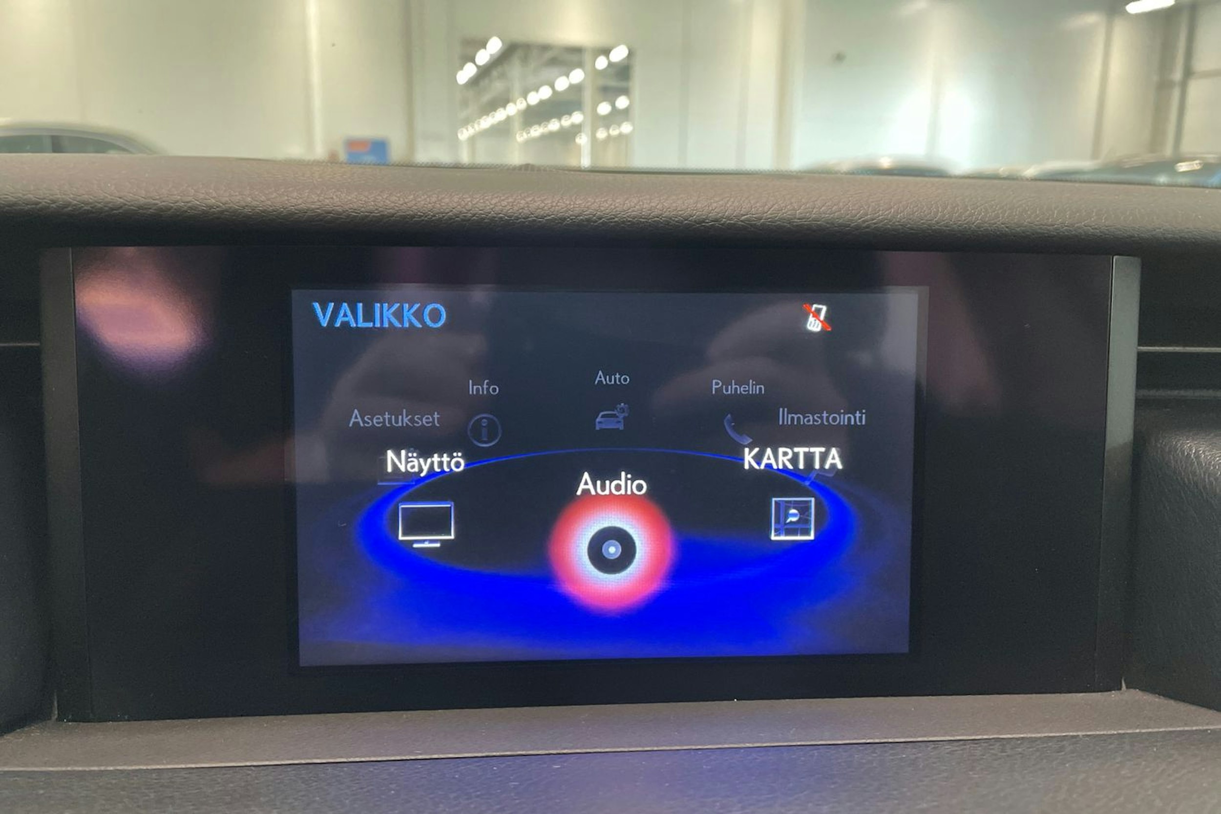 punainen Lexus IS 2018 kuva 22.
