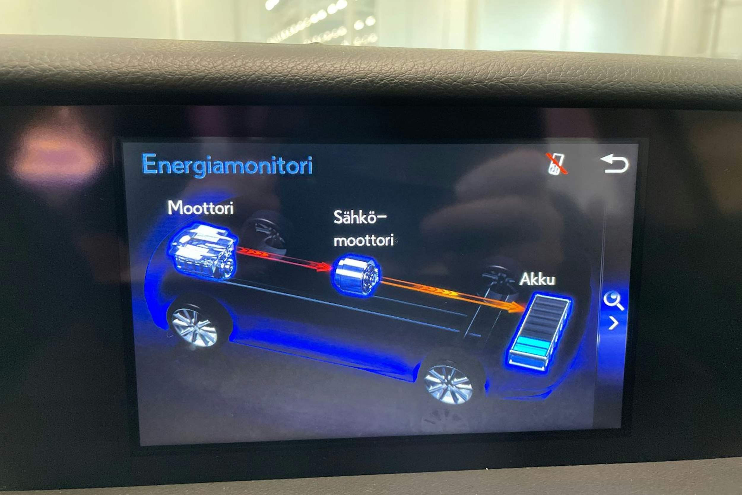 punainen Lexus IS 2018 kuva 23.