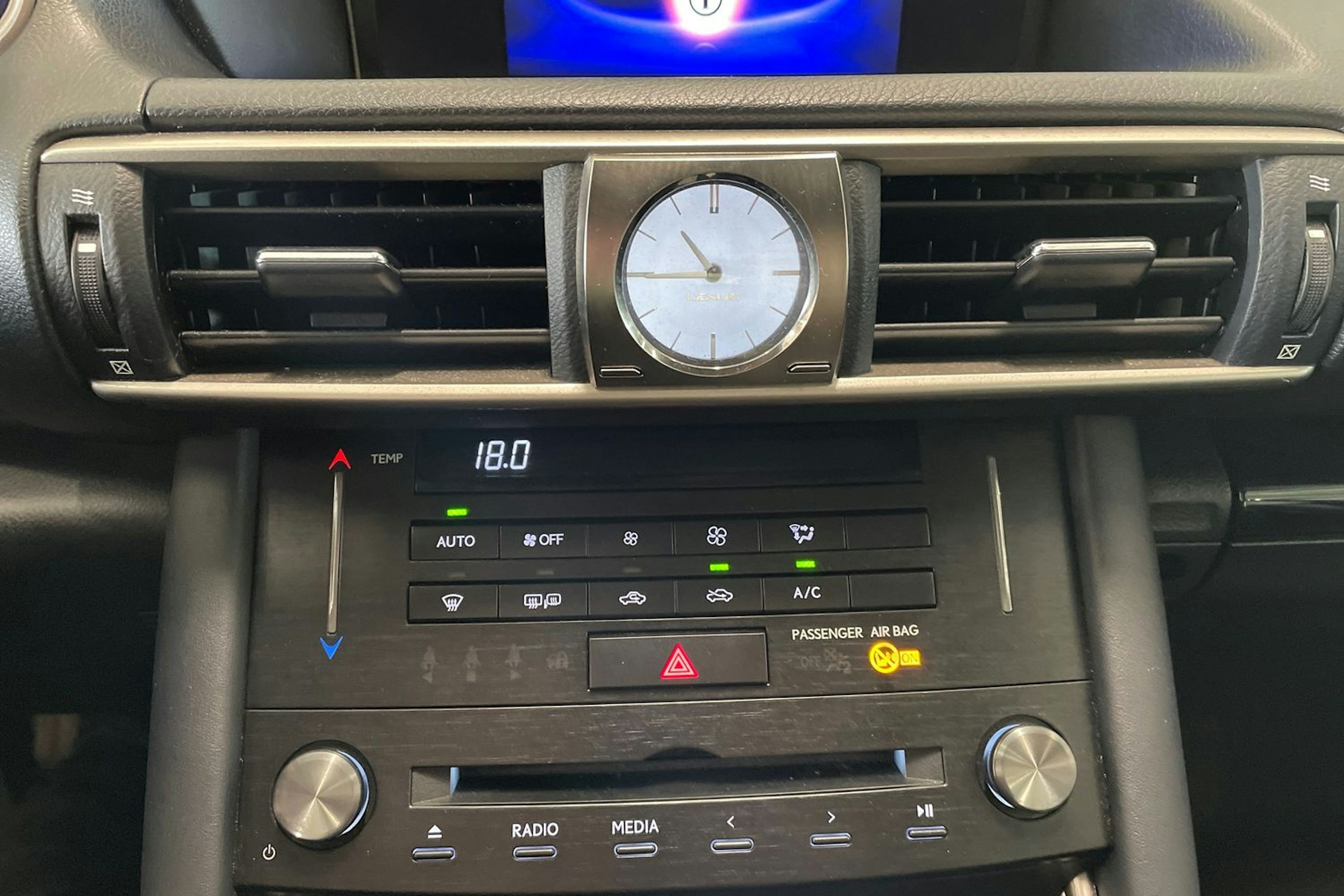 punainen Lexus IS 2018 kuva 27.