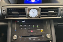 punainen Lexus IS 2018 kuva 27.