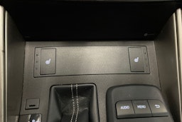 punainen Lexus IS 2018 kuva 28.