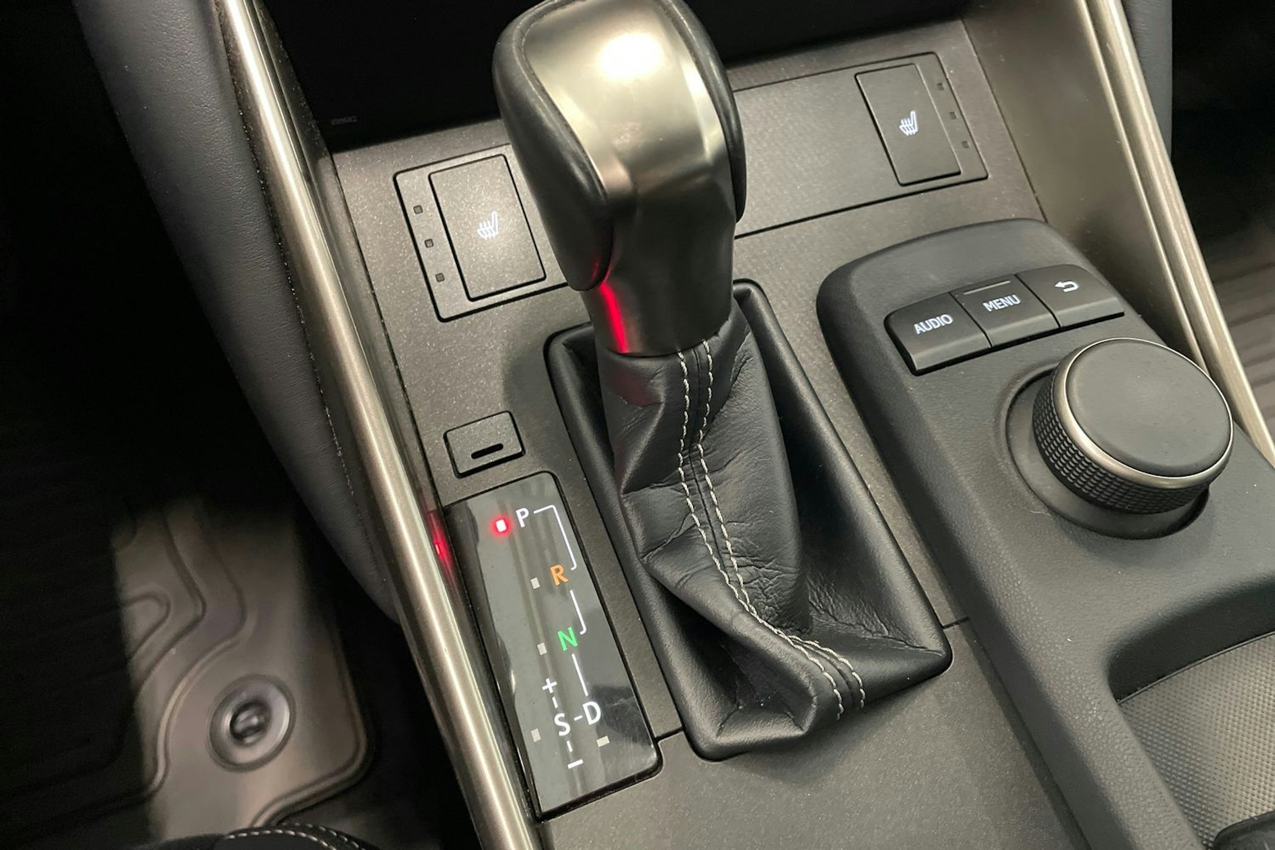 punainen Lexus IS 2018 kuva 29.