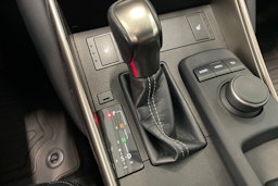 punainen Lexus IS 2018 kuva 29.