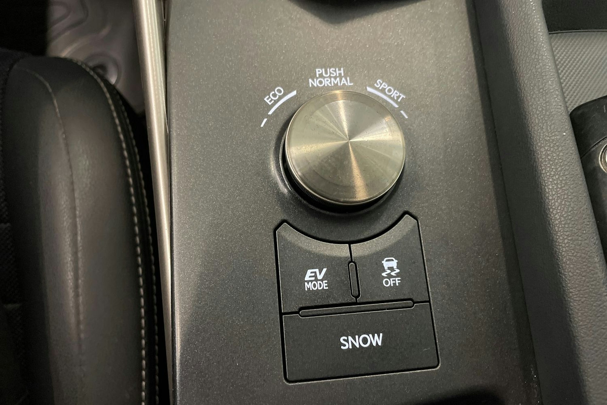 punainen Lexus IS 2018 kuva 30.