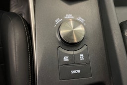 punainen Lexus IS 2018 kuva 30.
