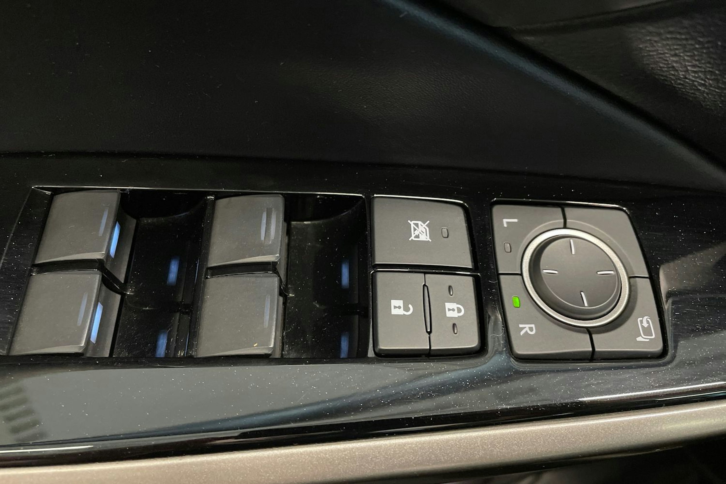 punainen Lexus IS 2018 kuva 31.