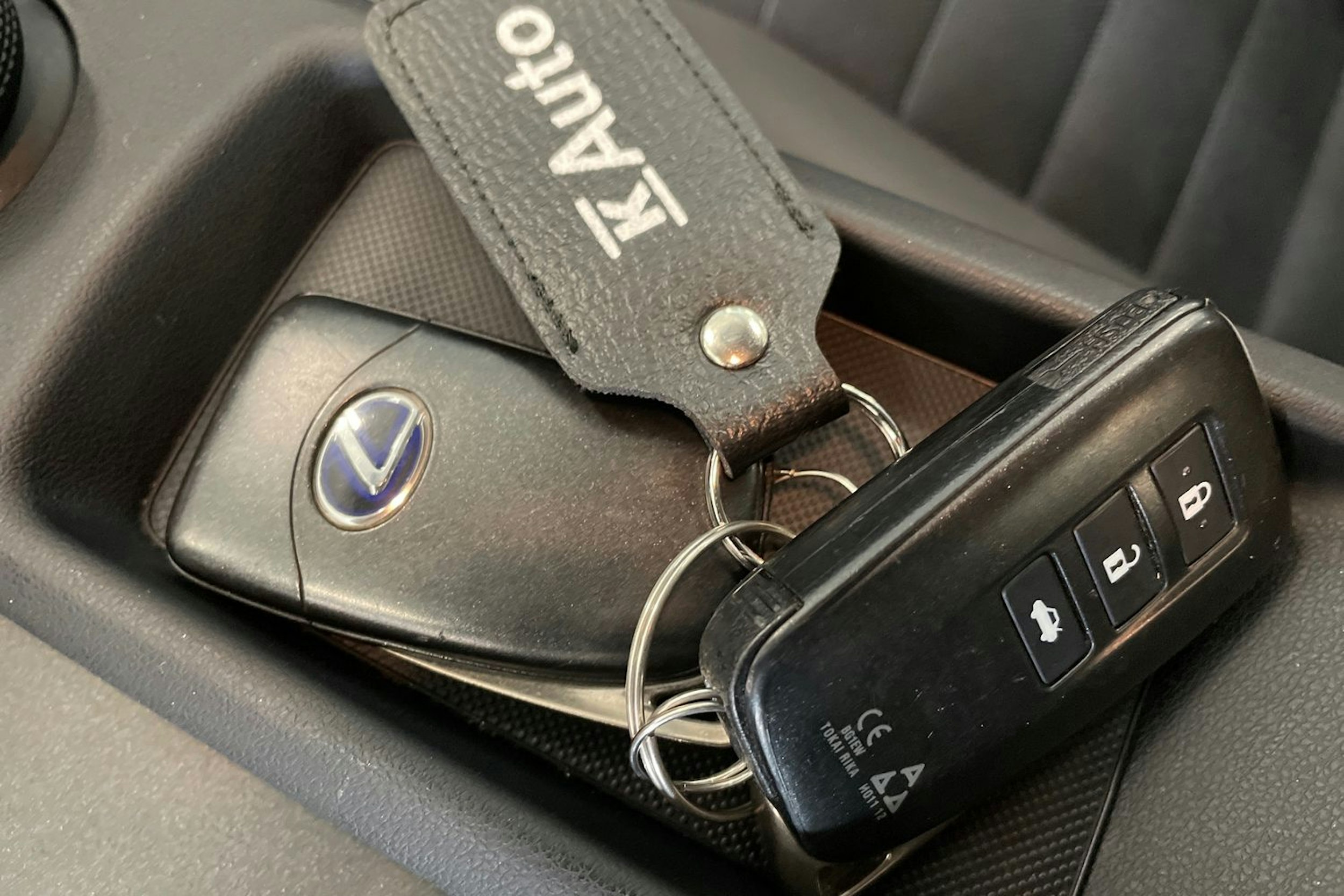 punainen Lexus IS 2018 kuva 32.