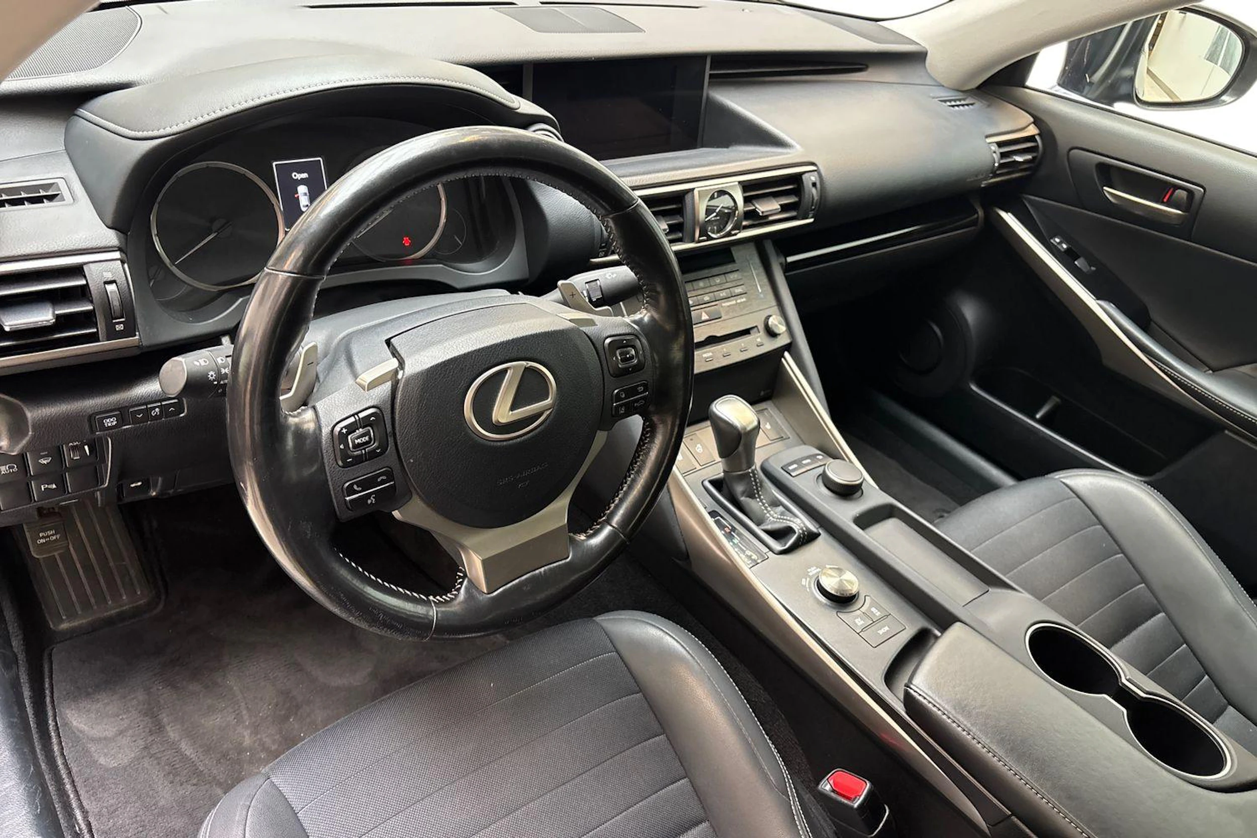 sininen Lexus IS 2019 kuva 8.