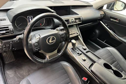 sininen Lexus IS 2019 kuva 8.