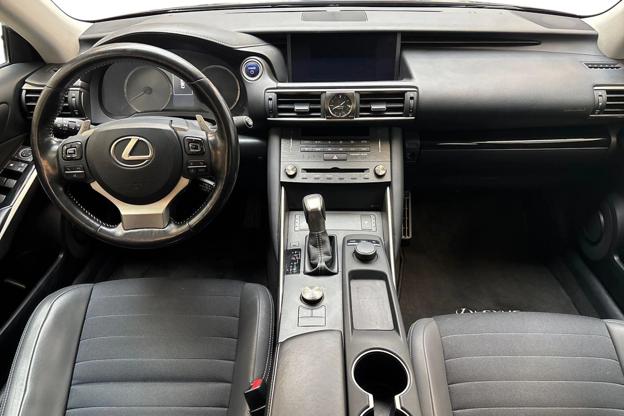 sininen Lexus IS 2019 kuva 9.