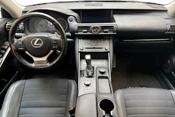 sininen Lexus IS 2019 kuva 9.
