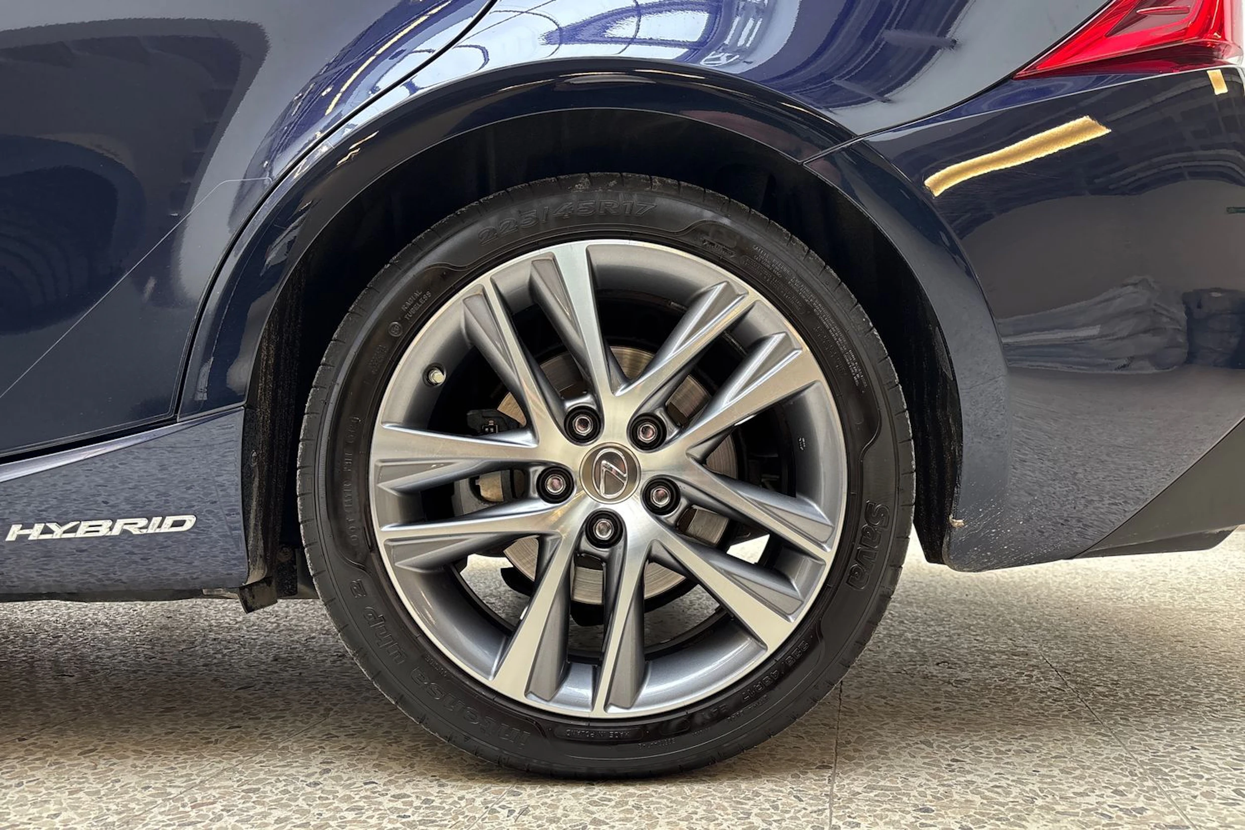 sininen Lexus IS 2019 kuva 13.