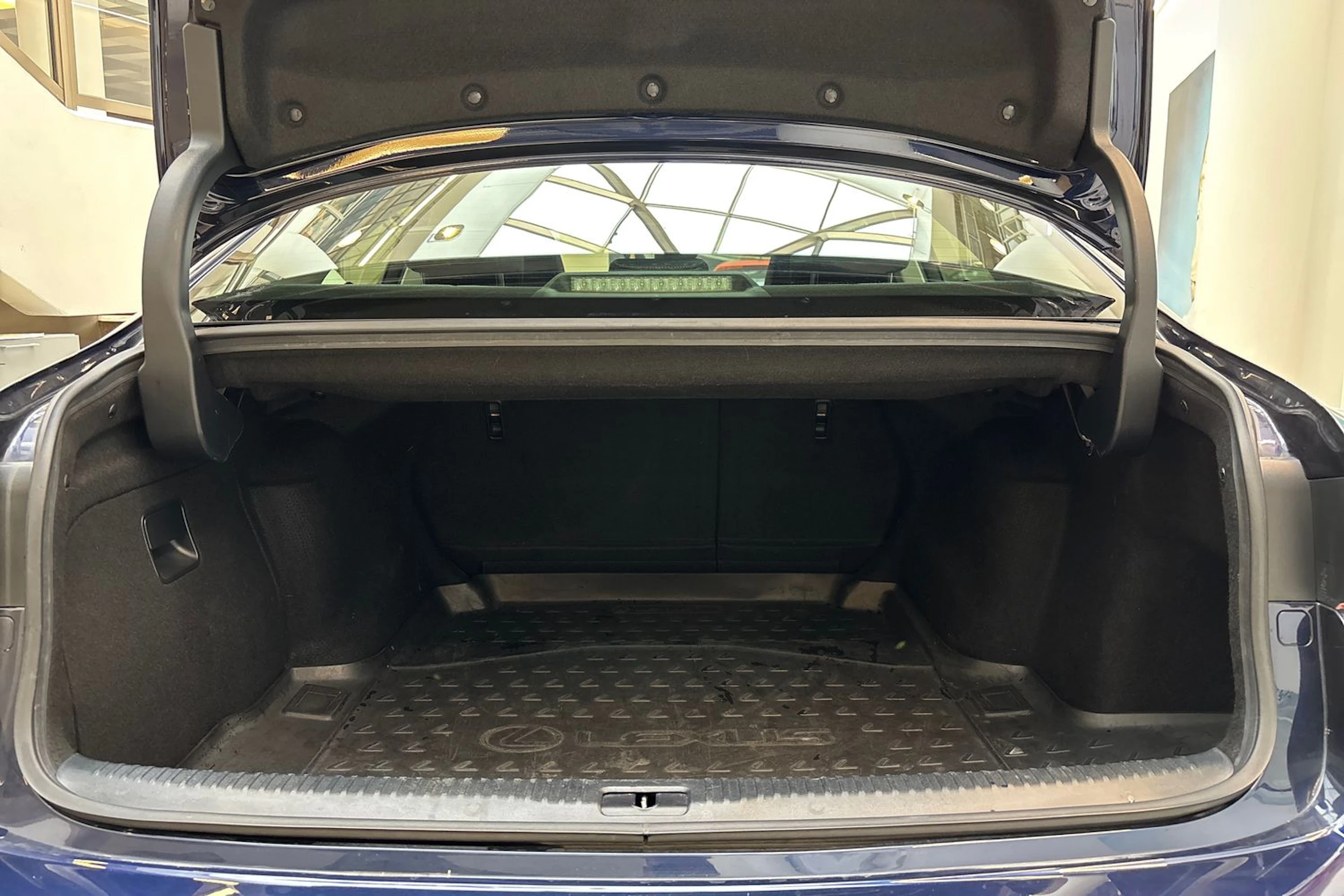 sininen Lexus IS 2019 kuva 16.