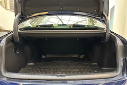 sininen Lexus IS 2019 kuva 16.
