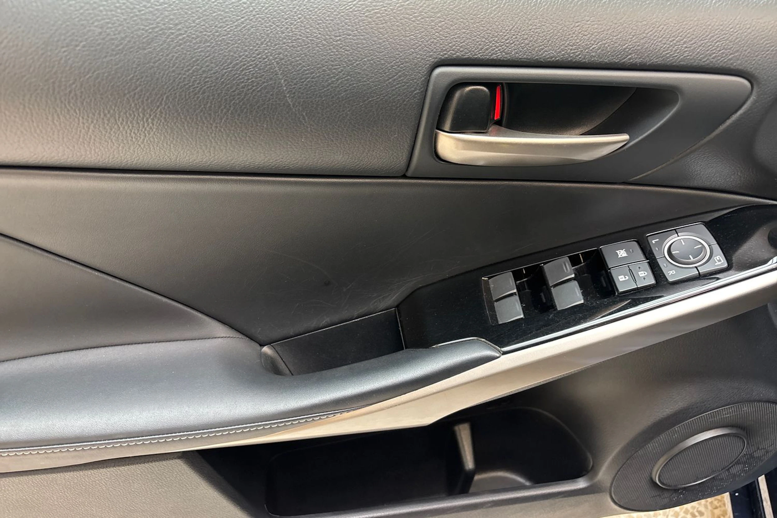 sininen Lexus IS 2019 kuva 18.