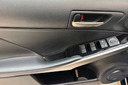 sininen Lexus IS 2019 kuva 18.