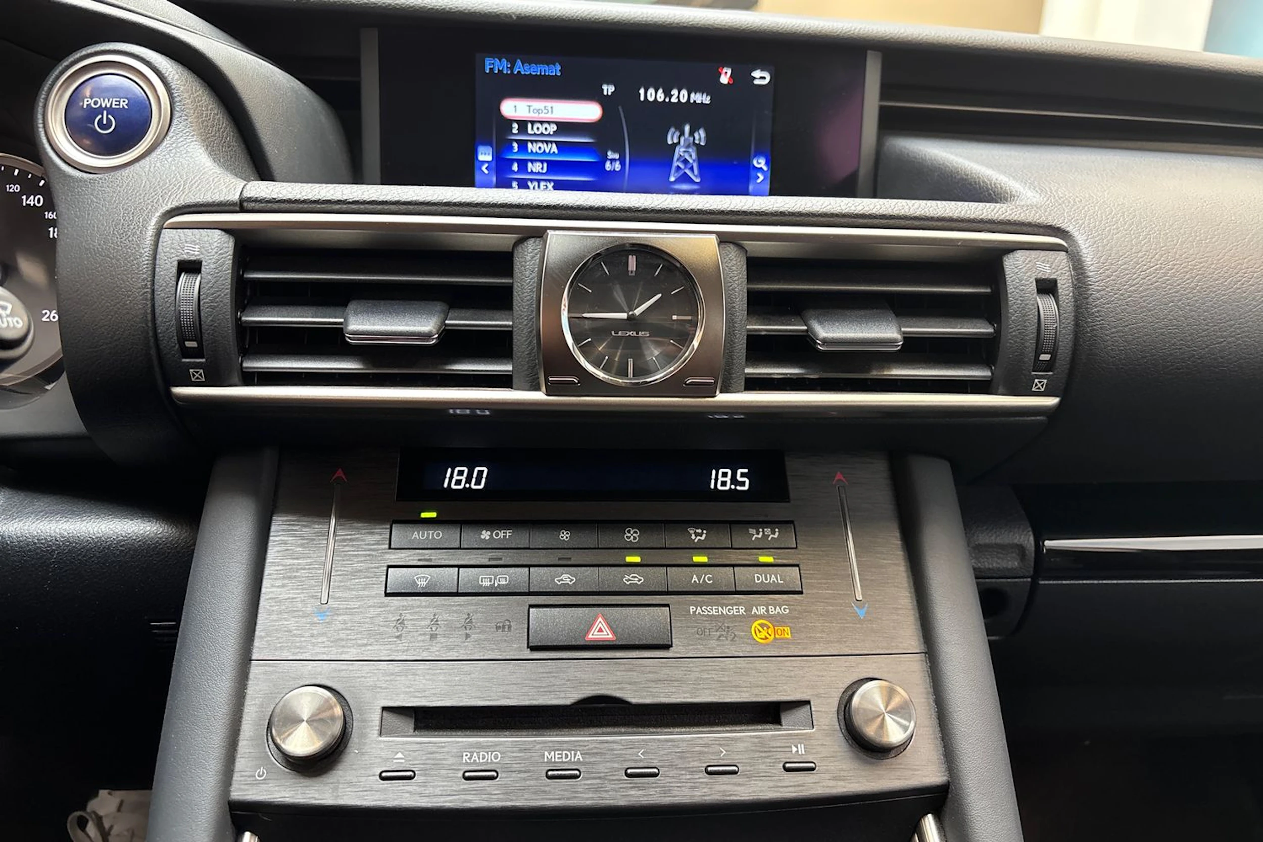 sininen Lexus IS 2019 kuva 24.