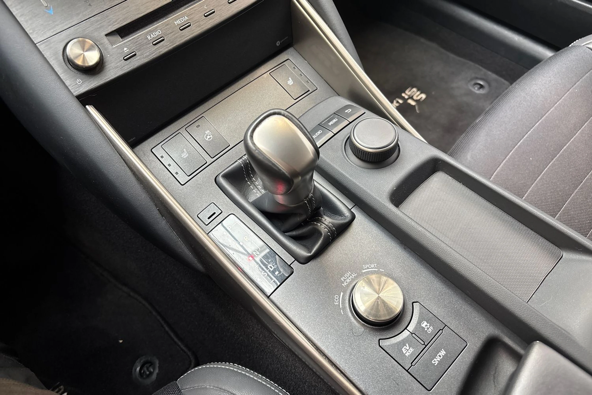 sininen Lexus IS 2019 kuva 25.