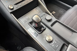 sininen Lexus IS 2019 kuva 25.