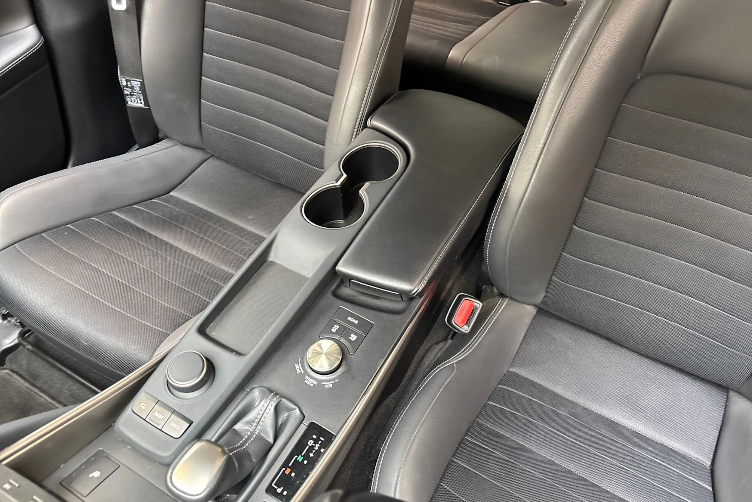 sininen Lexus IS 2019 kuva 26.