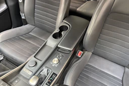 sininen Lexus IS 2019 kuva 26.