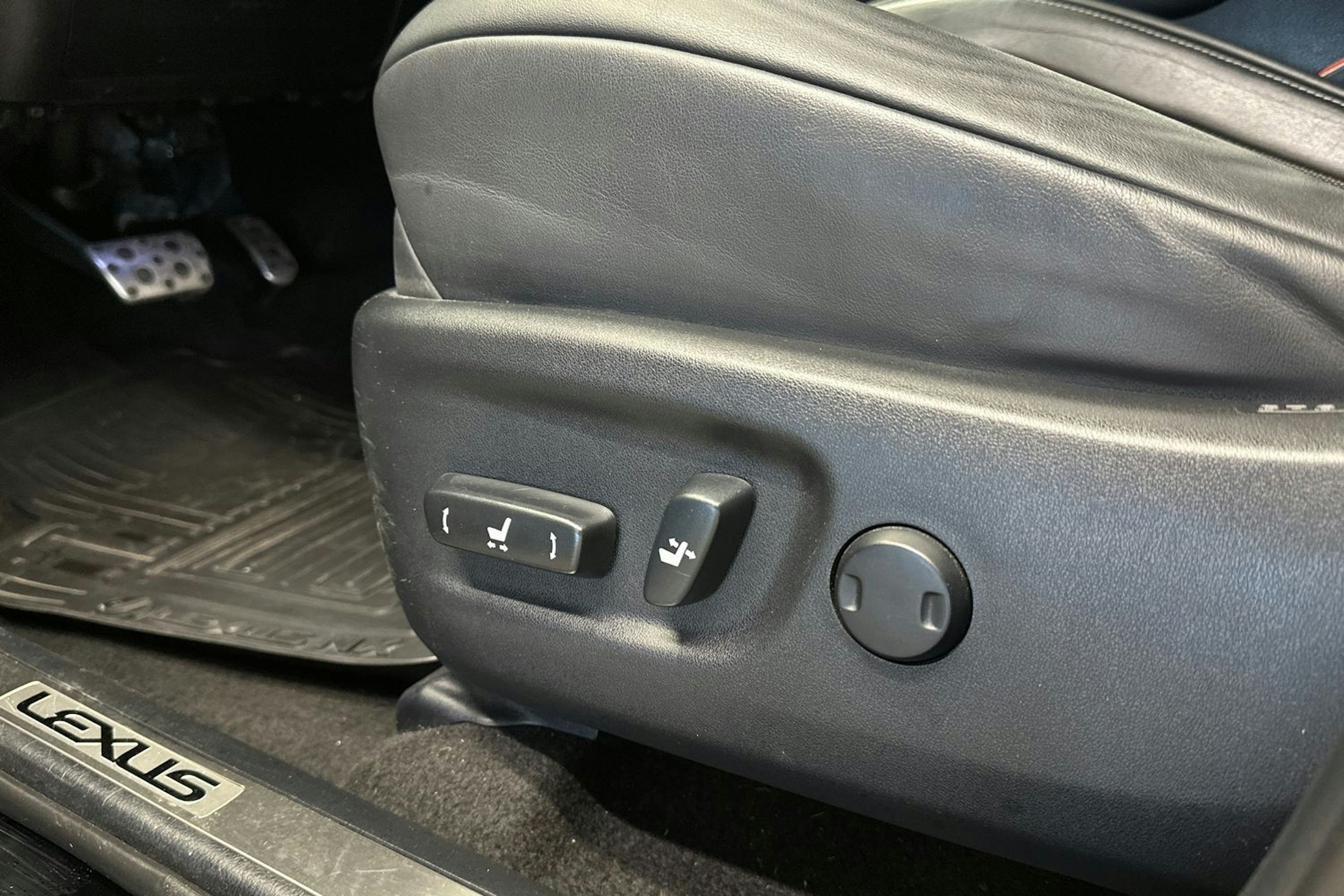 musta Lexus NX 2014 kuva 17.