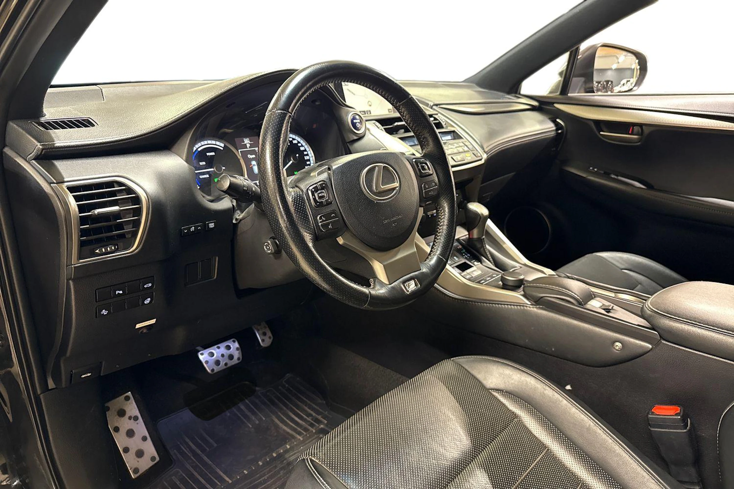 musta Lexus NX 2015 kuva 3.